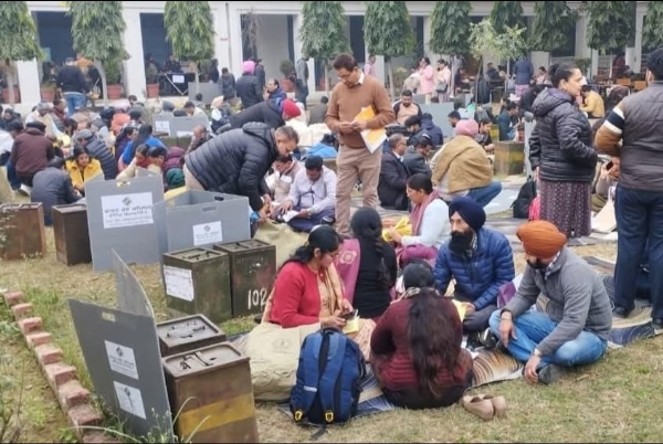 ਨਵਾਂਸ਼ਹਿਰ ਦੇ ਆਰ.ਕੇ. ਆਰੀਆ ਕਾਲਜ ਤੋਂ ਸ਼ਨੀਵਾਰ ਨੂੰ ਆਪਣੇ ਨਿਰਧਾਰਤ ਪੋਲਿੰਗ ਸਟੇਸ਼ਨਾਂ ਲਈ ਰਵਾਨਾ ਹੋਣ ਸਮੇਂ ਪੋਲਿੰਗ ਪਾਰਟੀਆਂ। ਨਵਾਂਸ਼ਹਿਰ ਦੇ ਆਰ.ਕੇ. ਆਰੀਆ ਕਾਲਜ ਤੋਂ ਸ਼ਨੀਵਾਰ ਨੂੰ ਆਪਣੇ ਨਿਰਧਾਰਤ ਪੋਲਿੰਗ ਸਟੇਸ਼ਨਾਂ ਲਈ ਰਵਾਨਾ ਹੋਣ ਸਮੇਂ ਪੋਲਿੰਗ ਪਾਰਟੀਆਂ।