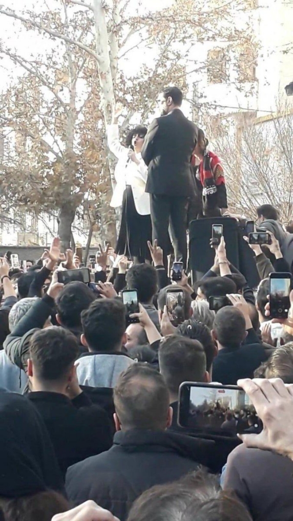 ਨੋਬਲ ਸ਼ਾਂਤੀ ਪੁਰਸਕਾਰ ਜੇਤੂ ਨਰਗਿਸ ਮੁਹੰਮਦੀ ਗ੍ਰਿਫ਼ਤਾਰ ਨੋਬਲ ਸ਼ਾਂਤੀ ਪੁਰਸਕਾਰ ਜੇਤੂ ਨਰਗਿਸ ਮੁਹੰਮਦੀ ਗ੍ਰਿਫ਼ਤਾਰ