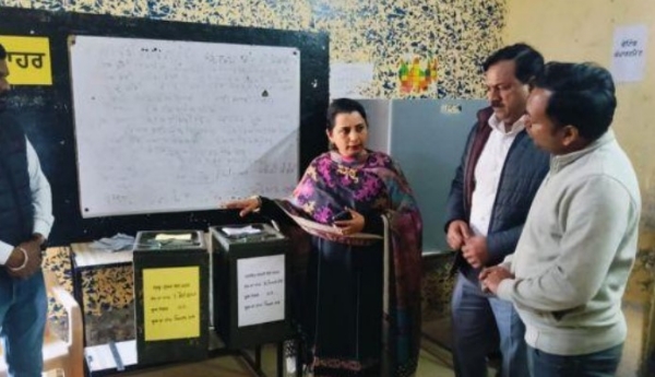 ਜ਼ਿਲ੍ਹਾ ਚੋਣ ਅਫ਼ਸਰ ਮਾਨਸਾ ਪੋਲਿੰਗ ਪ੍ਰਕਿਰਿਆ ਦਾ ਜਾਇਜ਼ਾ ਲੈਂਦੇ ਹੋਏ। ਜ਼ਿਲ੍ਹਾ ਚੋਣ ਅਫ਼ਸਰ ਮਾਨਸਾ ਪੋਲਿੰਗ ਪ੍ਰਕਿਰਿਆ ਦਾ ਜਾਇਜ਼ਾ ਲੈਂਦੇ ਹੋਏ।