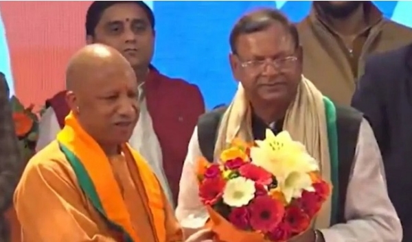 ਮੁੱਖ ਮੰਤਰੀ ਯੋਗੀ ਆਦਿੱਤਿਆਨਾਥ ਉੱਤਰ ਪ੍ਰਦੇਸ਼ ਭਾਜਪਾ ਦੇ ਨਵੇਂ ਚੁਣੇ ਪ੍ਰਧਾਨ ਪੰਕਜ ਚੌਧਰੀ ਦਾ ਸਵਾਗਤ ਕਰਦੇ ਹੋਏ। ਮੁੱਖ ਮੰਤਰੀ ਯੋਗੀ ਆਦਿੱਤਿਆਨਾਥ ਉੱਤਰ ਪ੍ਰਦੇਸ਼ ਭਾਜਪਾ ਦੇ ਨਵੇਂ ਚੁਣੇ ਪ੍ਰਧਾਨ ਪੰਕਜ ਚੌਧਰੀ ਦਾ ਸਵਾਗਤ ਕਰਦੇ ਹੋਏ।