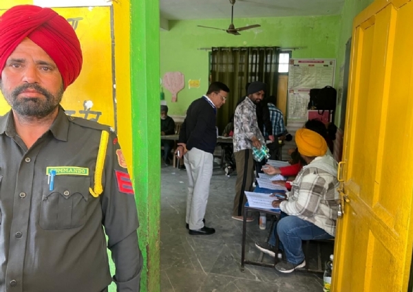 ਪਟਿਆਲਾ ਜ਼ਿਲ੍ਹੇ ਲਈ ਚੋਣ ਆਬਜ਼ਰਵਾਰ ਡਵੀਜ਼ਨਲ ਕਮਿਸ਼ਨਰ ਵਿਨੈ ਬੁੁਬਲਾਨੀ ਪੋਲਿੰਗ ਸਟੇਸ਼ਨਾਂ ਵਿਖੇ ਚੋਣ ਅਮਲ ਦਾ ਨਿਰੀਖਣ ਕਰਦੇ ਹੋਏ। ਪਟਿਆਲਾ ਜ਼ਿਲ੍ਹੇ ਲਈ ਚੋਣ ਆਬਜ਼ਰਵਾਰ ਡਵੀਜ਼ਨਲ ਕਮਿਸ਼ਨਰ ਵਿਨੈ ਬੁੁਬਲਾਨੀ ਪੋਲਿੰਗ ਸਟੇਸ਼ਨਾਂ ਵਿਖੇ ਚੋਣ ਅਮਲ ਦਾ ਨਿਰੀਖਣ ਕਰਦੇ ਹੋਏ।