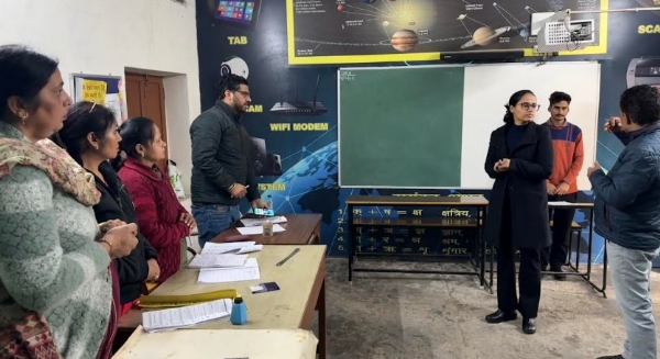 ਜ਼ਿਲ੍ਹਾ ਚੋਣ ਅਫ਼ਸਰ-ਕਮ-ਡਿਪਟੀ ਕਮਿਸ਼ਨਰ ਚੋਣ ਪ੍ਰਕ੍ਰਿਆ ਦਾ ਜਾਇਜ਼ਾ ਲੈਣ ਲਈ ਮਤਦਾਨ ਕੇਂਦਰਾਂ ਦਾ ਦੌਰਾ ਕਰਦੇ ਹੋਏ।