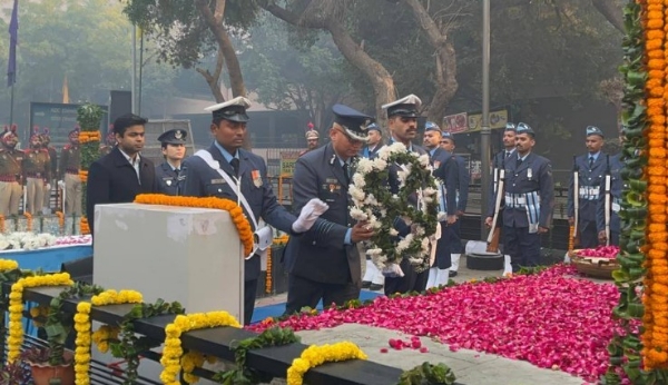 1971 ਦੇ ਯੁੱਧ ਦੇ ਹੀਰੋ ਫਲਾਇੰਗ ਅਫਸਰ ਨਿਰਮਲਜੀਤ ਸਿੰਘ ਸੇਖੋਂ ਨੂੰ ਸ਼ਹੀਦੀ ਦਿਵਸ ਮੌਕੇ ਸ਼ਰਧਾਂਜਲੀ ਭੇਟ ਕਰਦੇ ਹੋਏ ਏਅਰ ਫੋਰਸ ਦੇ ਅਫ਼ਸਰ। 1971 ਦੇ ਯੁੱਧ ਦੇ ਹੀਰੋ ਫਲਾਇੰਗ ਅਫਸਰ ਨਿਰਮਲਜੀਤ ਸਿੰਘ ਸੇਖੋਂ ਨੂੰ ਸ਼ਹੀਦੀ ਦਿਵਸ ਮੌਕੇ ਸ਼ਰਧਾਂਜਲੀ ਭੇਟ ਕਰਦੇ ਹੋਏ ਏਅਰ ਫੋਰਸ ਦੇ ਅਫ਼ਸਰ।