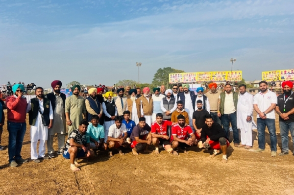 ਪਿੰਡ ਸੁਹਾਣਾ ਵਿਖੇ ਵੈਦਵਾਨ ਸਪੋਰਟਸ ਕਲੱਬ ਵੱਲੋਂ ਖੇਡ ਮੇਲੇ ਦੇ ਦੌਰਾਨ ਵਿਧਾਇਕ ਕੁਲਵੰਤ ਸਿੰਘ ਦਾ ਸਨਮਾਨ ਕੀਤੇ ਜਾਣ ਦੇ ਮੌਕੇ ਰੂਪਾ ਸੋਹਣਾ, ਸੁਰਿੰਦਰ ਸਿੰਘ ਰੋਡਾ ਸੁਹਾਣਾ ਅਤੇ ਹੋਰ ਪਿੰਡ ਸੁਹਾਣਾ ਵਿਖੇ ਵੈਦਵਾਨ ਸਪੋਰਟਸ ਕਲੱਬ ਵੱਲੋਂ ਖੇਡ ਮੇਲੇ ਦੇ ਦੌਰਾਨ ਵਿਧਾਇਕ ਕੁਲਵੰਤ ਸਿੰਘ ਦਾ ਸਨਮਾਨ ਕੀਤੇ ਜਾਣ ਦੇ ਮੌਕੇ ਰੂਪਾ ਸੋਹਣਾ, ਸੁਰਿੰਦਰ ਸਿੰਘ ਰੋਡਾ ਸੁਹਾਣਾ ਅਤੇ ਹੋਰ