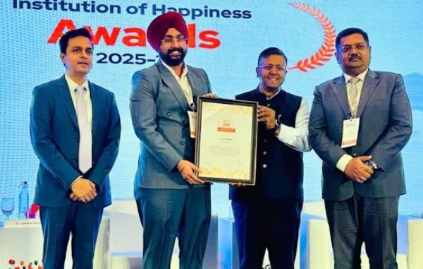 ਸੀ ਜੀ ਸੀ ਯੂਨੀਵਰਸਿਟੀ ਦੇ ਪ੍ਰਤੀਨਿਧੀ ਮਾਣਮੱਤਾ ਕੌਮਾਂਤਰੀ ਐਵਾਰਡ ਹਾਸਲ ਕਰਦੇ ਹੋਏ। ਸੀ ਜੀ ਸੀ ਯੂਨੀਵਰਸਿਟੀ ਦੇ ਪ੍ਰਤੀਨਿਧੀ ਮਾਣਮੱਤਾ ਕੌਮਾਂਤਰੀ ਐਵਾਰਡ ਹਾਸਲ ਕਰਦੇ ਹੋਏ।