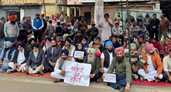 ਫੇਜ਼-11 ’ਚ ਦੰਗਾ ਪੀੜਤਾਂ ਵਲੋਂ ਲਗਾਏ ਧਰਨੇ ਦੌਰਾਨ ਅਕਾਲੀ ਦਲ ਦੇ ਆਗੂ। ਫੇਜ਼-11 ’ਚ ਦੰਗਾ ਪੀੜਤਾਂ ਵਲੋਂ ਲਗਾਏ ਧਰਨੇ ਦੌਰਾਨ ਅਕਾਲੀ ਦਲ ਦੇ ਆਗੂ।