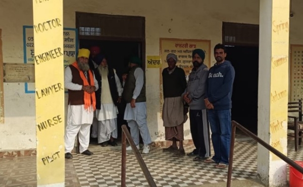 ਪੋਲਿੰਗ ਬੂਥ ਦੇ ਬਾਹਰੀ ਖੜੇ ਵੋਟਰ। ਪੋਲਿੰਗ ਬੂਥ ਦੇ ਬਾਹਰੀ ਖੜੇ ਵੋਟਰ।