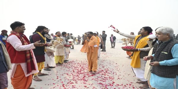 ਕਾਸ਼ੀ-ਤਾਮਿਲ ਸੰਗਮਮ : ਤਾਮਿਲਨਾਡੂ ਤੋਂ ਸੱਤਵਾਂ ਸਮੂਹ ਪਹੁੰਚਿਆ ਕਾਸ਼ੀ, ਫੁੱਲਾਂ ਦੀ ਵਰਖਾ ਦੌਰਾਨ ਕੀਤੇ ਬਾਬਾ ਵਿਸ਼ਵਨਾਥ ਦੇ ਦਰਸ਼ਨ