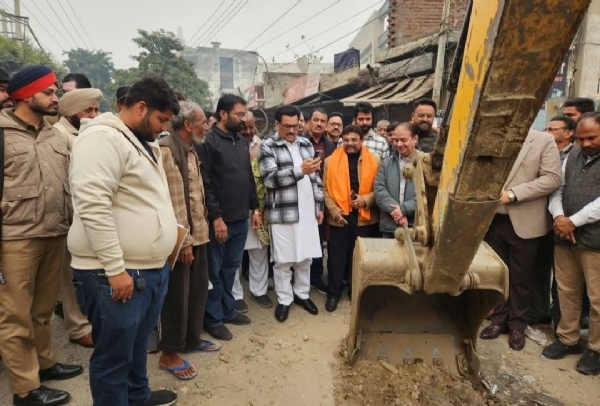 ਵਿਧਾਇਕ ਬੱਗਾ ਸੀਵਰ ਲਾਈਨਾਂ ਵਿਛਾਉਣ ਲਈ 23 ਲੱਖ ਰੁਪਏ ਦੇ ਪ੍ਰੋਜੈਕਟ ਦੀ ਸ਼ੁਰੂਆਤ ਕਰਦੇ ਹੋਏ. ਵਿਧਾਇਕ ਬੱਗਾ ਸੀਵਰ ਲਾਈਨਾਂ ਵਿਛਾਉਣ ਲਈ 23 ਲੱਖ ਰੁਪਏ ਦੇ ਪ੍ਰੋਜੈਕਟ ਦੀ ਸ਼ੁਰੂਆਤ ਕਰਦੇ ਹੋਏ.