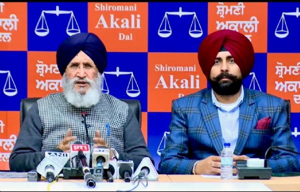 ਅਰਸ਼ਦੀਪ ਸਿੰਘ ਕਲੇਰ ਅਤੇ ਡਾ. ਦਲਜੀਤ ਸਿੰਘ ਚੀਮਾ ਪੱਤਰਕਾਰਾਂ ਨਾਲ ਗੱਲਬਾਤ ਦੌਰਾਨ. ਅਰਸ਼ਦੀਪ ਸਿੰਘ ਕਲੇਰ ਅਤੇ ਡਾ. ਦਲਜੀਤ ਸਿੰਘ ਚੀਮਾ ਪੱਤਰਕਾਰਾਂ ਨਾਲ ਗੱਲਬਾਤ ਦੌਰਾਨ.