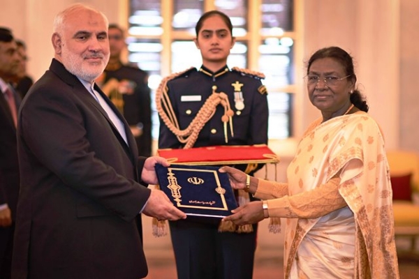 ਈਰਾਨੀ ਰਾਜਦੂਤ ਡਾ. ਮੁਹੰਮਦ ਫਤਹਿਅਲੀ ਸੋਮਵਾਰ ਨੂੰ ਰਾਸ਼ਟਰਪਤੀ ਦ੍ਰੋਪਦੀ ਮੁਰਮੂ ਨੂੰ ਆਪਣੇ ਪ੍ਰਮਾਣ ਪੱਤਰ ਪੇਸ਼ ਕਰਦੇ ਹੋਏ। ਈਰਾਨੀ ਰਾਜਦੂਤ ਡਾ. ਮੁਹੰਮਦ ਫਤਹਿਅਲੀ ਸੋਮਵਾਰ ਨੂੰ ਰਾਸ਼ਟਰਪਤੀ ਦ੍ਰੋਪਦੀ ਮੁਰਮੂ ਨੂੰ ਆਪਣੇ ਪ੍ਰਮਾਣ ਪੱਤਰ ਪੇਸ਼ ਕਰਦੇ ਹੋਏ।