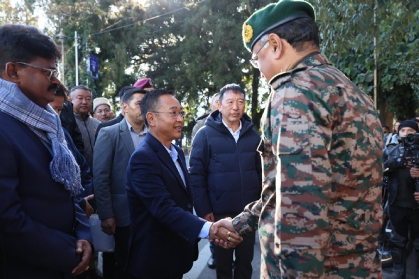 ਮੁੱਖ ਮੰਤਰੀ ਪੀਐਸ ਤਮਾਂਗ ਫੌਜੀ ਅਧਿਕਾਰੀ ਨੂੰ ਮਿਲਦੇ ਹੋਏ। ਮੁੱਖ ਮੰਤਰੀ ਪੀਐਸ ਤਮਾਂਗ ਫੌਜੀ ਅਧਿਕਾਰੀ ਨੂੰ ਮਿਲਦੇ ਹੋਏ।