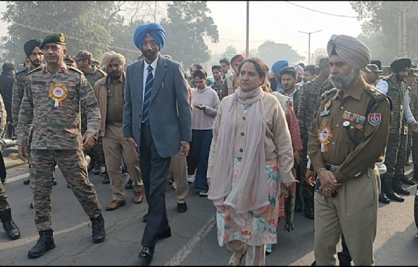 ਭਾਰਤ-ਪਾਕਿ ਜੰਗ ਵਿਚ ਦੇਸ਼ ਦੀ ਜਿਤ ਨੂੰ ਯਾਦ ਕਰਦਿਆਂ ਫਾਜ਼ਿਲਕਾ ਵਿਖੇ ਆਯੋਜਿਤ ਵਿਜੈ ਪਰੇਡ ਦਾ ਦ੍ਰਿਸ਼. ਭਾਰਤ-ਪਾਕਿ ਜੰਗ ਵਿਚ ਦੇਸ਼ ਦੀ ਜਿਤ ਨੂੰ ਯਾਦ ਕਰਦਿਆਂ ਫਾਜ਼ਿਲਕਾ ਵਿਖੇ ਆਯੋਜਿਤ ਵਿਜੈ ਪਰੇਡ ਦਾ ਦ੍ਰਿਸ਼.