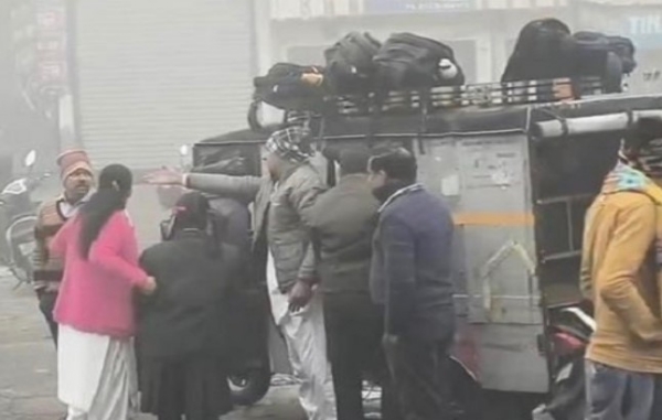 ਫਾਜ਼ਿਲਕਾ ’ਚ ਬੱਚਿਆ ਨਾਲ ਭਰਿਆ ਪਲਟਿਆ ਆਟੋ ਰਿਕਸ਼ਾ। ਫਾਜ਼ਿਲਕਾ ’ਚ ਬੱਚਿਆ ਨਾਲ ਭਰਿਆ ਪਲਟਿਆ ਆਟੋ ਰਿਕਸ਼ਾ।