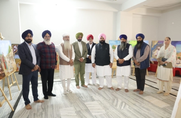 ਗੁਰੂ ਤੇਗ ਬਹਾਦਰ ਸਾਹਿਬ ਦੇ ਜੀਵਨ ਕਾਲ ਨੂੰ ਸਮਰਪਿਤ ਚਿਤਰਕਾਰੀ ਪ੍ਰਦਰਸ਼ਨੀ ਦੇਖਦੇ ਹੋਏ ਕੈਬਨਿਟ ਮੰਤਰੀ ਪੰਜਾਬ ਹਰਜੋਤ ਸਿੰਘ ਬੈਂਸ, ਗੁਰਪ੍ਰੀਤ ਸਿੰਘ ਨਾਮਧਾਰੀ ਅਤੇ ਪ੍ਰੋ ਗੁਰਬਖਸ਼ੀਸ਼ ਸਿੰਘ ਅਨਟਾਲ । ਗੁਰੂ ਤੇਗ ਬਹਾਦਰ ਸਾਹਿਬ ਦੇ ਜੀਵਨ ਕਾਲ ਨੂੰ ਸਮਰਪਿਤ ਚਿਤਰਕਾਰੀ ਪ੍ਰਦਰਸ਼ਨੀ ਦੇਖਦੇ ਹੋਏ ਕੈਬਨਿਟ ਮੰਤਰੀ ਪੰਜਾਬ ਹਰਜੋਤ ਸਿੰਘ ਬੈਂਸ, ਗੁਰਪ੍ਰੀਤ ਸਿੰਘ ਨਾਮਧਾਰੀ ਅਤੇ ਪ੍ਰੋ ਗੁਰਬਖਸ਼ੀਸ਼ ਸਿੰਘ ਅਨਟਾਲ ।