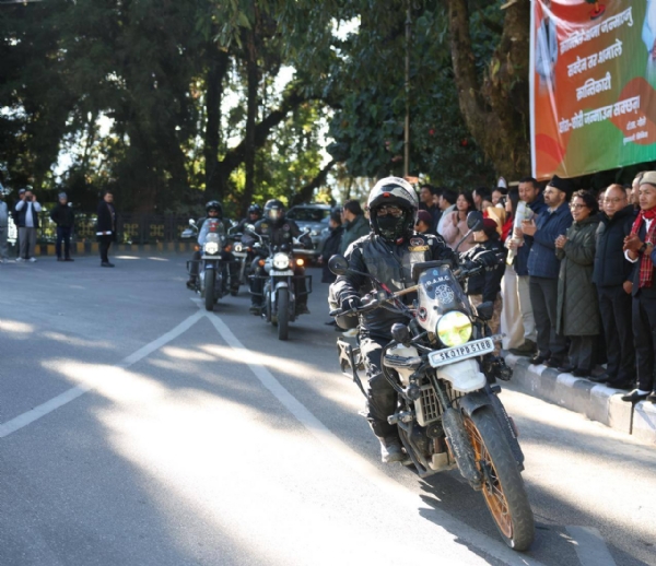 ਚੋ ਲਾ ਅਤੇ ਡੋਕ ਲਾ ਵੱਲ ਵਧਦੇ ਮੋਟਰਸਾਈਕਲ ਸਵਾਰ ਚੋ ਲਾ ਅਤੇ ਡੋਕ ਲਾ ਵੱਲ ਵਧਦੇ ਮੋਟਰਸਾਈਕਲ ਸਵਾਰ