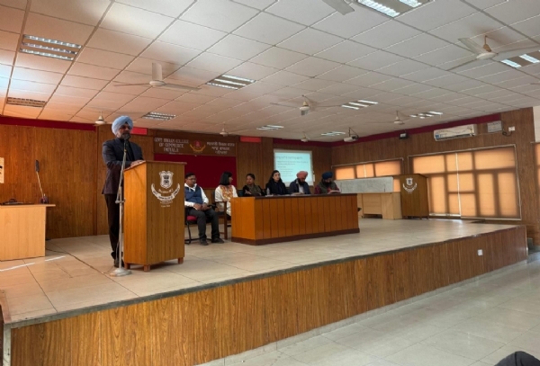 ਵਧੀਕ ਡਿਪਟੀ ਕਮਿਸ਼ਨਰ (ਸ਼ਹਿਰੀ ਵਿਕਾਸ) ਡਾ. ਇਸਮਤ ਵਿਜੇ ਸਿੰਘ ਗਿਣਤੀ ਅਮਲੇ ਦੀ ਸਿਖਲਾਈ ਕਰਵਾਉਂਦੇ ਹੋਏ।