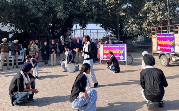 ਯੂਥ ਅਗੇਂਸਟ ਡਰਗਜ਼ ਕੈਂਪੇਨ ਤਹਿਤ ਕਰਵਾਏ ਨੁੱਕੜ ਨਾਟਕ ਦਾ ਦ੍ਰਿਸ਼। ਯੂਥ ਅਗੇਂਸਟ ਡਰਗਜ਼ ਕੈਂਪੇਨ ਤਹਿਤ ਕਰਵਾਏ ਨੁੱਕੜ ਨਾਟਕ ਦਾ ਦ੍ਰਿਸ਼।