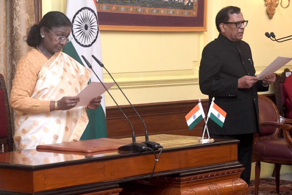 ਰਾਸ਼ਟਰਪਤੀ ਸੋਮਵਾਰ ਨੂੰ ਰਾਜ ਕੁਮਾਰ ਗੋਇਲ ਨੂੰ ਮੁੱਖ ਸੂਚਨਾ ਕਮਿਸ਼ਨਰ ਵਜੋਂ ਸਹੁੰ ਚੁਕਾਉਂਦੇ ਹੋਏ। ਰਾਸ਼ਟਰਪਤੀ ਸੋਮਵਾਰ ਨੂੰ ਰਾਜ ਕੁਮਾਰ ਗੋਇਲ ਨੂੰ ਮੁੱਖ ਸੂਚਨਾ ਕਮਿਸ਼ਨਰ ਵਜੋਂ ਸਹੁੰ ਚੁਕਾਉਂਦੇ ਹੋਏ।