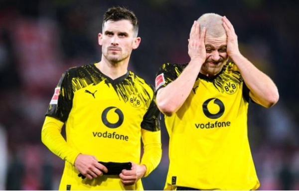 ਡਾਰਟਮੰਡ ਦੇ ਪਾਸਕਲ ਗ੍ਰਾਸ (ਖੱਬੇ) ਅਤੇ ਜੂਲੀਅਨ ਰਾਇਰਸਨ (ਸੱਜੇ) ਡਾਰਟਮੰਡ ਦੇ ਪਾਸਕਲ ਗ੍ਰਾਸ (ਖੱਬੇ) ਅਤੇ ਜੂਲੀਅਨ ਰਾਇਰਸਨ (ਸੱਜੇ)