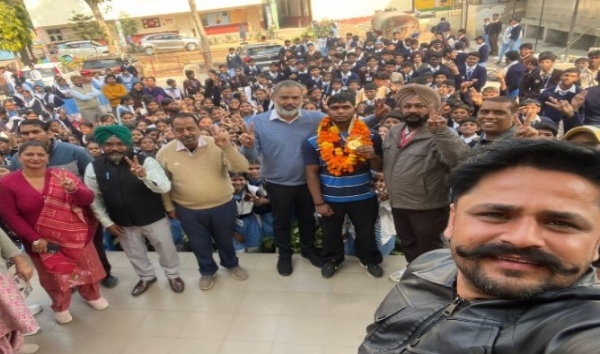 ਪੀ. ਐਮ. ਸ਼੍ਰੀ ਸਰਕਾਰੀ ਹਾਈ ਸਕੂਲ ਕੁੰਭੜਾ ਦੇ ਵਿਦਿਆਰਥੀ ਰੋਨਿਸ਼ ਦਾ ਗੋਲਡ ਮੈਡਲ ਜਿੱਤਣ ਉਪਰੰਤ ਸਕੂਲ ਪਹੁੰਚਣ ’ਤੇ ਸਨਮਾਨਿਤ ਕੀਤੇ ਜਾਣ ਦਾ ਦ੍ਰਿਸ਼। ਪੀ. ਐਮ. ਸ਼੍ਰੀ ਸਰਕਾਰੀ ਹਾਈ ਸਕੂਲ ਕੁੰਭੜਾ ਦੇ ਵਿਦਿਆਰਥੀ ਰੋਨਿਸ਼ ਦਾ ਗੋਲਡ ਮੈਡਲ ਜਿੱਤਣ ਉਪਰੰਤ ਸਕੂਲ ਪਹੁੰਚਣ ’ਤੇ ਸਨਮਾਨਿਤ ਕੀਤੇ ਜਾਣ ਦਾ ਦ੍ਰਿਸ਼।