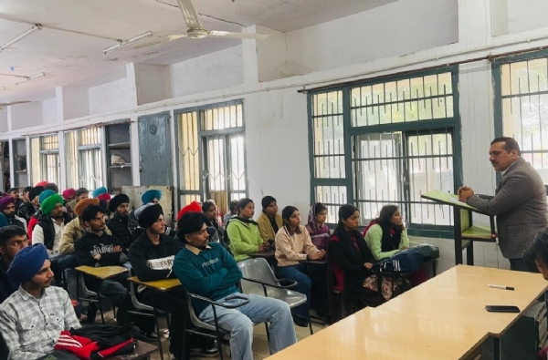 ਜ਼ਿਲ੍ਹਾ ਰੋਜਗਾਰ ਅਤੇ ਕਾਰੋਬਾਰ ਬਿਊਰੋ ਵਲੋਂ ਆਈ.ਟੀ.ਆਈ, ਬਟਾਲਾ ਵਿਖੇ ਵਿਦਿਆਰਥੀਆ ਦੀ ਕੈਰੀਅਰ ਕਾਊਸਲਿੰਗ ਦਿੱਤੇ ਜਾਣ ਦਾ ਦ੍ਰਿਸ਼ ਜ਼ਿਲ੍ਹਾ ਰੋਜਗਾਰ ਅਤੇ ਕਾਰੋਬਾਰ ਬਿਊਰੋ ਵਲੋਂ ਆਈ.ਟੀ.ਆਈ, ਬਟਾਲਾ ਵਿਖੇ ਵਿਦਿਆਰਥੀਆ ਦੀ ਕੈਰੀਅਰ ਕਾਊਸਲਿੰਗ ਦਿੱਤੇ ਜਾਣ ਦਾ ਦ੍ਰਿਸ਼