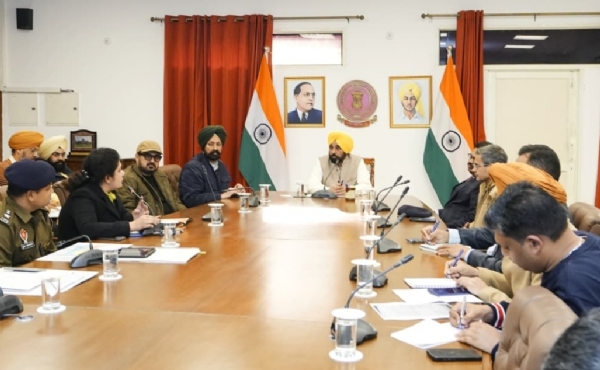 ਮੁੱਖ ਮੰਤਰੀ ਭਗਵੰਤ ਮਾਨ ਅਧਿਕਾਰੀਆਂ ਨੂੰ ਦਿਸ਼ਾ ਨਿਰਦੇਸ਼ ਜਾਰੀ ਕਰਦੇ ਹੋਏ