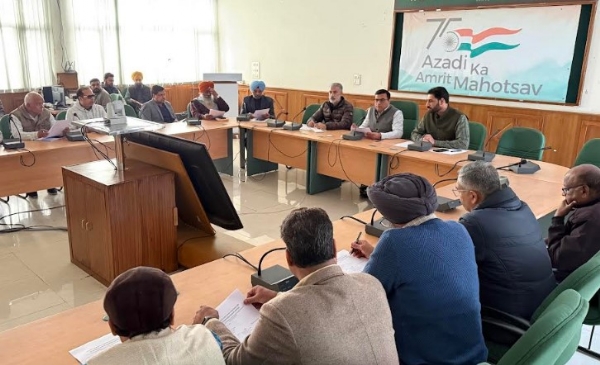 ਪਟਿਆਲਾ ਜ਼ਿਲ੍ਹੇ ਲਈ ਚੋਣ ਆਬਜ਼ਰਵਰ ਡਵੀਜ਼ਨਲ ਕਮਿਸ਼ਨਰ ਵਿਨੈ ਬੁੁਬਲਾਨੀ ਗਿਣਤੀ ਕੇਂਦਰਾਂ ਲਈ ਤਾਇਨਾਤ ਕੀਤੇ ਗਏ ਮਾਈਕਰੋ ਆਬਜ਼ਰਵਰਾਂ ਨਾਲ ਬੈਠਕ ਕਰਦੇ ਹੋਏ। ਉਨ੍ਹਾਂ ਦੇ ਨਾਲ ਏ.ਡੀ.ਸੀ. ਦਮਨਜੀਤ ਸਿੰਘ ਮਾਨ ਤੇ ਹੋਰ ਵੀ ਨਜ਼ਰ ਆ ਰਹੇ ਹਨ। ਪਟਿਆਲਾ ਜ਼ਿਲ੍ਹੇ ਲਈ ਚੋਣ ਆਬਜ਼ਰਵਰ ਡਵੀਜ਼ਨਲ ਕਮਿਸ਼ਨਰ ਵਿਨੈ ਬੁੁਬਲਾਨੀ ਗਿਣਤੀ ਕੇਂਦਰਾਂ ਲਈ ਤਾਇਨਾਤ ਕੀਤੇ ਗਏ ਮਾਈਕਰੋ ਆਬਜ਼ਰਵਰਾਂ ਨਾਲ ਬੈਠਕ ਕਰਦੇ ਹੋਏ। ਉਨ੍ਹਾਂ ਦੇ ਨਾਲ ਏ.ਡੀ.ਸੀ. ਦਮਨਜੀਤ ਸਿੰਘ ਮਾਨ ਤੇ ਹੋਰ ਵੀ ਨਜ਼ਰ ਆ ਰਹੇ ਹਨ।