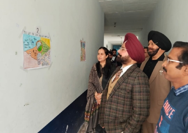 ਜ਼ਿਲ੍ਹਾ ਕਾਨੂੰਨੀ ਸੇਵਾਵਾਂ ਅਥਾਰਿਟੀ ਬੱਚਿਆਂ ਵਲੋਂ ਬਣਾਈ ਪੇਟਿੰਗ ਦੇਖਦੇ ਹੋਏ. ਜ਼ਿਲ੍ਹਾ ਕਾਨੂੰਨੀ ਸੇਵਾਵਾਂ ਅਥਾਰਿਟੀ ਬੱਚਿਆਂ ਵਲੋਂ ਬਣਾਈ ਪੇਟਿੰਗ ਦੇਖਦੇ ਹੋਏ.