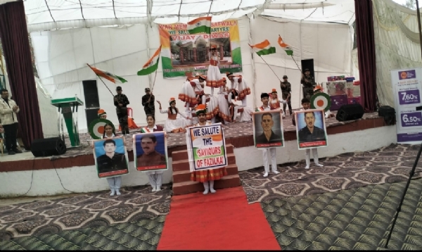 ਵਿਜੇ ਦਿਵਸ ਮੌਕੇ ਕਰਵਾਏ ਗਏ ਪ੍ਰੋਗਰਾਮ ਦੌਰਾਨ ਪੇਸ਼ਕਾਰੀ ਕਰਦੇ ਹੋਏ ਬੱਚੇ.