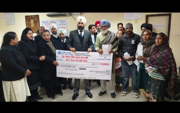 ਹੜ੍ਹ ਪ੍ਰਭਾਵਿਤ 10 ਪਰਿਵਾਰਾਂ ਨੂੰ ਮੁਆਵਜਾ ਰਾਸ਼ੀ ਦੇ ਚੈੱਕ ਵੰਡੇ ਜਾਣ ਦਾ ਦ੍ਰਿਸ਼. ਹੜ੍ਹ ਪ੍ਰਭਾਵਿਤ 10 ਪਰਿਵਾਰਾਂ ਨੂੰ ਮੁਆਵਜਾ ਰਾਸ਼ੀ ਦੇ ਚੈੱਕ ਵੰਡੇ ਜਾਣ ਦਾ ਦ੍ਰਿਸ਼.