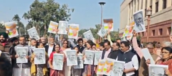 ਇੰਡੀ ਗੱਠਜੋੜ ਦੇ ਨੇਤਾ ਸੰਸਦ ਭਵਨ ਕੰਪਲੈਕਸ ਵਿੱਚ ਪ੍ਰਦਰਸ਼ਨ ਕਰਦੇ ਹੋਏ ਇੰਡੀ ਗੱਠਜੋੜ ਦੇ ਨੇਤਾ ਸੰਸਦ ਭਵਨ ਕੰਪਲੈਕਸ ਵਿੱਚ ਪ੍ਰਦਰਸ਼ਨ ਕਰਦੇ ਹੋਏ