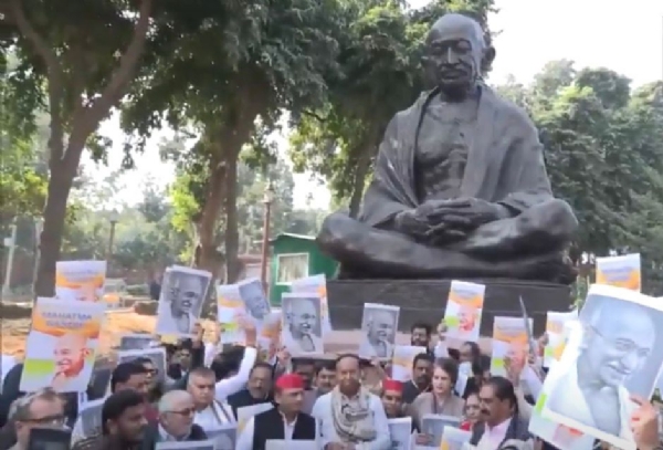 ਇੰਡੀ ਗੱਠਜੋੜ ਦੇ ਨੇਤਾ ਸੰਸਦ ਭਵਨ ਕੰਪਲੈਕਸ ਵਿੱਚ ਪ੍ਰਦਰਸ਼ਨ ਕਰਦੇ ਹੋਏ ਇੰਡੀ ਗੱਠਜੋੜ ਦੇ ਨੇਤਾ ਸੰਸਦ ਭਵਨ ਕੰਪਲੈਕਸ ਵਿੱਚ ਪ੍ਰਦਰਸ਼ਨ ਕਰਦੇ ਹੋਏ