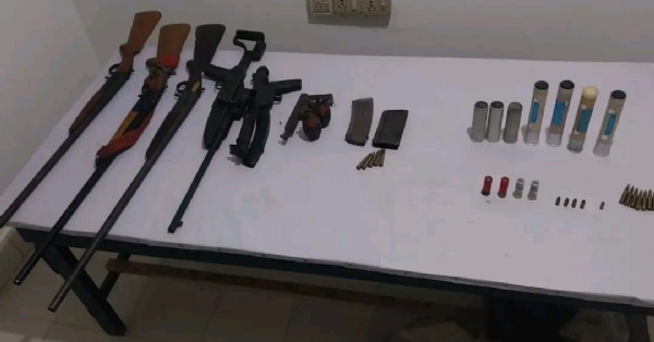 ਮਨੀਪੁਰ ਦੇ ਵੱਖ-ਵੱਖ ਇਲਾਕਿਆਂ ਤੋਂ ਹਥਿਆਰਾਂ ਅਤੇ ਗੋਲਾ ਬਾਰੂਦ ਦੀ ਬਰਾਮਦਗੀ ਦੀਆਂ ਤਸਵੀਰਾਂ। ਮਨੀਪੁਰ ਦੇ ਵੱਖ-ਵੱਖ ਇਲਾਕਿਆਂ ਤੋਂ ਹਥਿਆਰਾਂ ਅਤੇ ਗੋਲਾ ਬਾਰੂਦ ਦੀ ਬਰਾਮਦਗੀ ਦੀਆਂ ਤਸਵੀਰਾਂ।