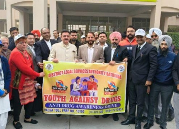 ਜ਼ਿਲ੍ਹਾ ਅਤੇ ਸੈਸ਼ਨ ਜੱਜ-ਚੇਅਰਮੈਨ, ਜ਼ਿਲ੍ਹਾ ਕਾਨੂੰਨੀ ਸੇਵਾਵਾਂ ਅਥਾਰਟੀ ਕਰੁਨੇਸ਼ ਕੁਮਾਰ ਰੈਲੀ ਨੂੰ ਹਰੀ ਝੰਡੀ ਦਿਖਾ ਕੇ ਰਵਾਨਾ ਕਰਨ ਮੌਕੇ.