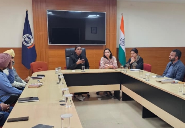 ਰੈਂਡਮਾਈਜ਼ੇਸ਼ਨ ਦੌਰਾਨ ਗਿਣਤੀ ਅਮਲੇ ਨੂੰ ਹਲਕਿਆਂ ਦੀ ਵੰਡ ਕੀਤੇ ਜਾਣ ਦਾ ਦ੍ਰਿਸ਼.