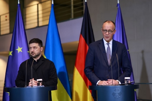 ਜਰਮਨ ਚਾਂਸਲਰ ਫ੍ਰੈਡਰਿਕ ਮਰਜ਼ ਅਤੇ ਯੂਕਰੇਨੀ ਰਾਸ਼ਟਰਪਤੀ ਵੋਲੋਦੀਮੀਰ ਜ਼ੇਲੇਂਸਕੀ ਜਰਮਨੀ ਦੇ ਬਰਲਿਨ ਵਿੱਚ ਚਾਂਸਲਰੀ ਵਿਖੇ ਪ੍ਰੈਸ ਕਾਨਫਰੰਸ ਵਿੱਚ ਸ਼ਾਮਲ ਹੋਏ। ਜਰਮਨ ਚਾਂਸਲਰ ਫ੍ਰੈਡਰਿਕ ਮਰਜ਼ ਅਤੇ ਯੂਕਰੇਨੀ ਰਾਸ਼ਟਰਪਤੀ ਵੋਲੋਦੀਮੀਰ ਜ਼ੇਲੇਂਸਕੀ ਜਰਮਨੀ ਦੇ ਬਰਲਿਨ ਵਿੱਚ ਚਾਂਸਲਰੀ ਵਿਖੇ ਪ੍ਰੈਸ ਕਾਨਫਰੰਸ ਵਿੱਚ ਸ਼ਾਮਲ ਹੋਏ।