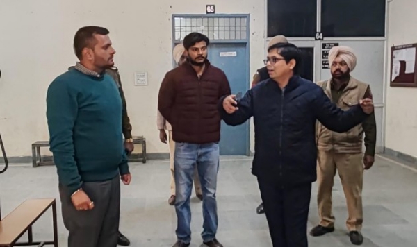 ਜ਼ਿਲ੍ਹਾ ਚੋਣ ਅਫ਼ਸਰ ਕਮ ਡਿਪਟੀ ਕਮਿਸ਼ਨਰ ਵਿਰਾਜ ਐਸ. ਤਿੜਕੇ ਸਥਾਨਕ ਸਰਕਾਰੀ ਕਾਲਜ ਵਿਖੇ ਸਥਾਪਿਤ ਸਟਰਾਂਗ ਰੂਮਾਂ ਅਤੇ ਗਿਣਤੀ ਕੇਂਦਰ ਦਾ ਦੌਰਾ ਕਰਦੇ ਹੋਏ।