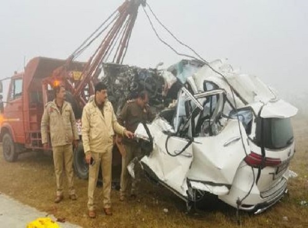 ਸੜਕ ਹਾਦਸੇ ਤੋਂ ਬਾਅਦ ਮਲਬਾ ਸਾਫ਼ ਕਰਦੇ ਹੋਏ ਪੁਲਿਸ ਅਧਿਕਾਰੀ। ਸੜਕ ਹਾਦਸੇ ਤੋਂ ਬਾਅਦ ਮਲਬਾ ਸਾਫ਼ ਕਰਦੇ ਹੋਏ ਪੁਲਿਸ ਅਧਿਕਾਰੀ।