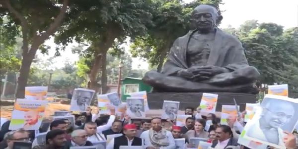 ਮਨਰੇਗਾ ਦੀ ਜਗ੍ਹਾ ਨਵੀਂ ਯੋਜਨਾ ਦੇ ਖਿਲਾਫ ਇੰਡੀ ਗਠਜੋੜ ਦੇ ਸੰਸਦ ਮੈਂਬਰਾਂ ਨੇ ਕੀਤਾ ਸੰਸਦ ਭਵਨ ਕੰਪਲੈਕਸ ’ਚ ਪ੍ਰਦਰਸ਼ਨ