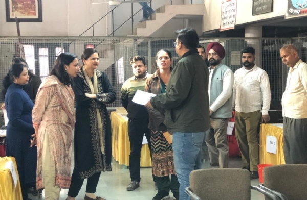 ਕੋਮਲ ਮਿੱਤਲ ਸਰਕਾਰੀ ਸਰਕਾਰੀ ਕਾਲਜ ਡੇਰਾਬੱਸੀ ਵਿਖੇ ਸ਼ਾਮ ਡੇਰਾਬੱਸੀ ਪੰਚਾਇਤ ਸੰਮਤੀ ਦੀ ਗਿਣਤੀ ਲਈ ਤਿਆਰੀ ਦਾ ਨਿਰੀਖਣ ਕਰਦੇ ਹੋਏ.