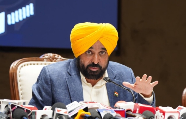 ਮੁੱਖ ਮੰਤਰੀ ਭਗਵੰਤ ਮਾਨ ਪੱਤਰਕਾਰਾਂ ਨਾਲ ਗੱਲਬਾਤ ਕਰਦੇ ਹੋਏ. ਮੁੱਖ ਮੰਤਰੀ ਭਗਵੰਤ ਮਾਨ ਪੱਤਰਕਾਰਾਂ ਨਾਲ ਗੱਲਬਾਤ ਕਰਦੇ ਹੋਏ.