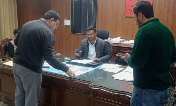 ਡਿਪਟੀ ਕਮਿਸ਼ਨਰ ਕਮ ਜ਼ਿਲ੍ਹਾ ਚੋਣ ਅਫ਼ਸਰ ਟੀ ਬੈਨਿਥ ਅਧਿਕਾਰੀਆ ਨਾਲ ਮੀਟਿੰਗ ਦੌਰਾਨ। ਡਿਪਟੀ ਕਮਿਸ਼ਨਰ ਕਮ ਜ਼ਿਲ੍ਹਾ ਚੋਣ ਅਫ਼ਸਰ ਟੀ ਬੈਨਿਥ ਅਧਿਕਾਰੀਆ ਨਾਲ ਮੀਟਿੰਗ ਦੌਰਾਨ।