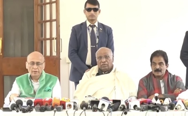 ਪ੍ਰੈੱਸ ਕਾਨਫਰੰਸ ਦੌਰਾਨ ਖੜਗੇ, ਸਿੰਘਵੀ ਅਤੇ ਵੇਣੂਗੋਪਾਲ।