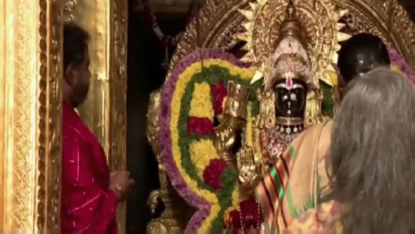 ਰਾਸ਼ਟਰਪਤੀ ਵੈਲੋਰ ਸਥਿਤ ਗੋਲਡਨ ਟੈਂਪਲ ਦੇ ਦਰਸ਼ਨ ਕਰਦੇ ਹੋਏ।