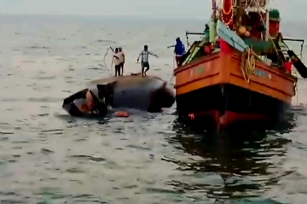 ਟ੍ਰਾਲਰ ਨੂੰ ਖਿੱਚ ਕੇ ਲਿਜਾਏ ਜਾਣ ਦੀ ਤਸਵੀਰ। ਟ੍ਰਾਲਰ ਨੂੰ ਖਿੱਚ ਕੇ ਲਿਜਾਏ ਜਾਣ ਦੀ ਤਸਵੀਰ।