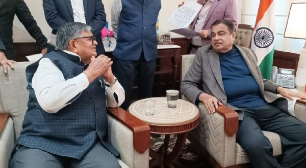 ਕੇਂਦਰੀ ਮੰਤਰੀ ਨਿਤਿਨ ਗਡਕਰੀ ਨਾਲ ਮੁਲਾਕਾਤ ਕਰਦੇ ਪੰਜਾਬ ਦੇ ਰਾਜਪਾਲ ਗੁਲਾਬ ਚੰਦ ਕਟਾਰੀਆ