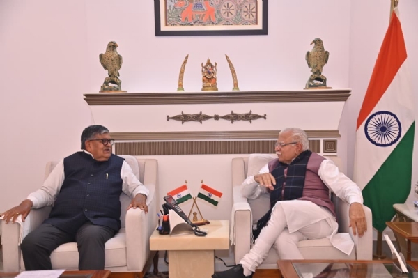 ਕੇਂਦਰੀ ਮੰਤਰੀ ਮਨੋਹਰ ਲਾਲ ਨਾਲ ਮੁਲਾਕਾਤ ਕਰਦੇ ਪੰਜਾਬ ਦੇ ਰਾਜਪਾਲ ਗੁਲਾਬ ਚੰਦ ਕਟਾਰੀਆ