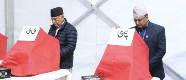 ਪ੍ਰਧਾਨ ਅਹੁਦੇ ਦੇ ਉਮੀਦਵਾਰ ਵੋਟ ਪਾਉਂਦੇ ਹੋਏ।