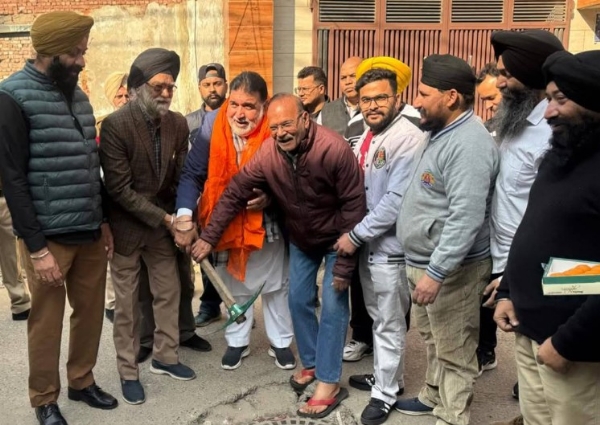 ਵਿਧਾਇਕ ਪਰਾਸ਼ਰ ਮੁਹੱਲਾ ਫਤਿਹਗੰਜ ਵਿੱਚ ਜਲ ਸਪਲਾਈ ਲਾਈਨ ਵਿਛਾਉਣ ਦੇ ਪ੍ਰੋਜੈਕਟ ਦੀ ਸ਼ੁਰੂਆਤ ਕਰਨ ਮੌਕੇ।